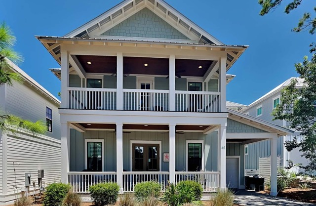 Luxury Home, Close to Beach with Golf Cart + Community Pool