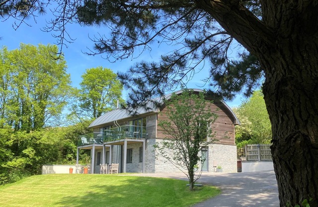 Luxury home with hot tub. Swimming Pool, Gym & Sauna