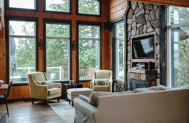 Luxury Kawartha/Haliburton Cottage - 5 bdrms hot tub right on the lake sleeps 12