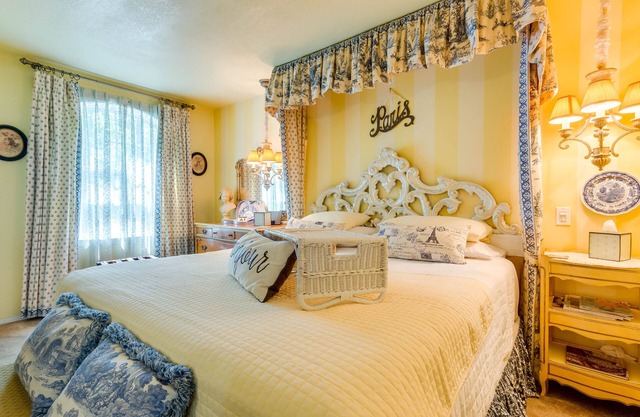 Luxury KING bed & WHIRLPOOL FOR TWO.2nd room with queen bed