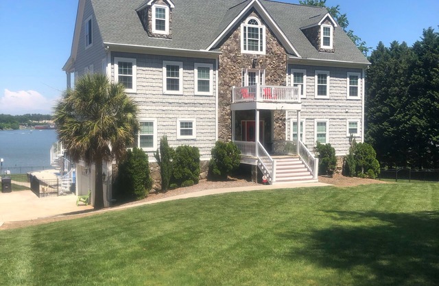 Luxury Lake House, Pool, Hot tub, Dock, Beach, Game room ,Boat Rental available