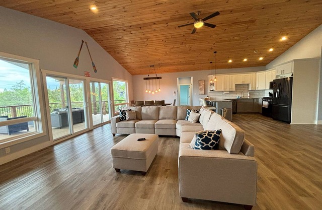 Luxury Lakefront Escape w/Games Room