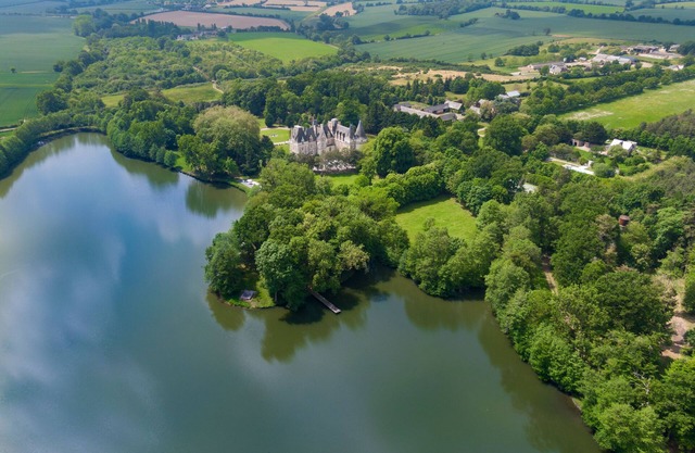 Luxury Lakeside Castle, Onsite Pool, Tennis & Golf, 100 + Acre Park, Weddings