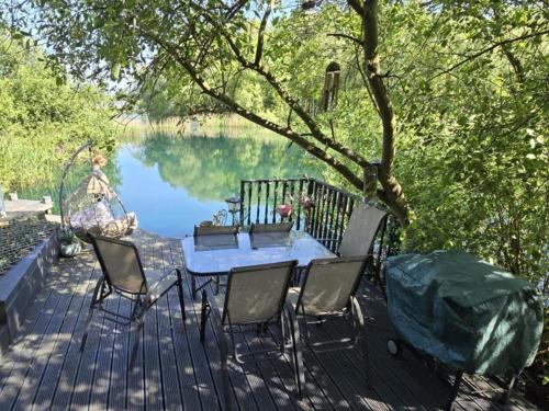 Luxury Lakeside Caravan with hottub and private fishing peg, Tattershall Lakes