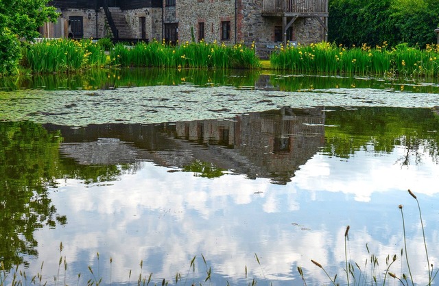 Luxury Lakeside Cottages sleeps up to 19 with fishing & hot tubs