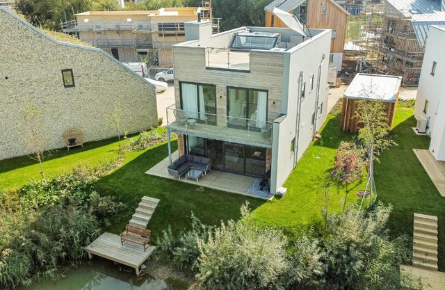Luxury lakeside property with spa access ML44