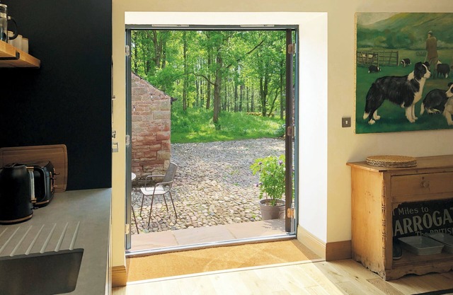 Luxury lakeside setting sleeping four guests in two bedrooms both with ensuites.