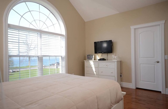 Luxury Lakeview Villa: Gateway to Winery Paradise