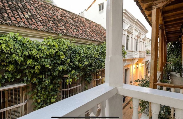 Luxury Large Apartment With Colonial Balcony