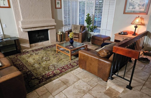 LUXURY LIVING AT AFFORDABLE COST.Room available in a charming 5bdr house