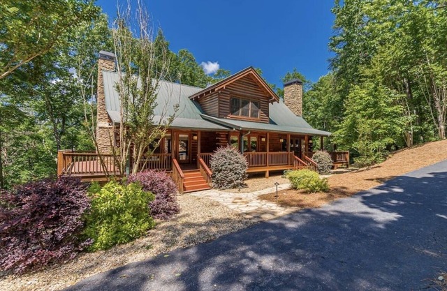 Luxury Log Cabin + Hot Tub + Mins to Downtown Dahlonega