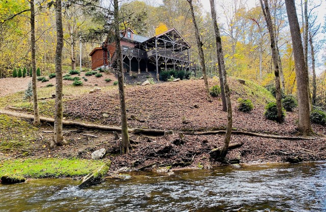 Luxury Log Cabin in Nantahala and close to Bryson City and NOC rafting!