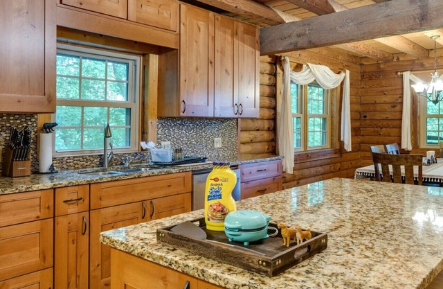 Luxury Log Cabin w/Hot Tub, Fire Pit & Horses!