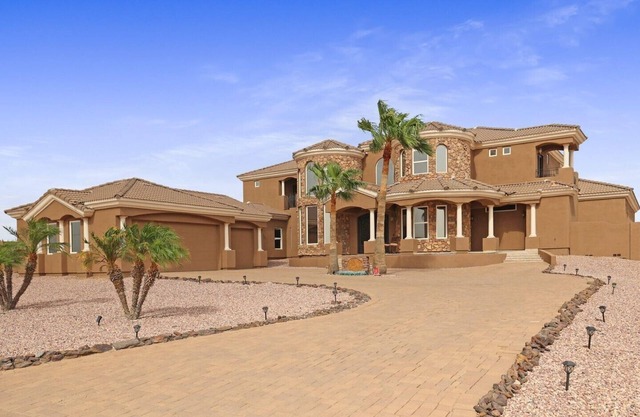 Luxury Mansion with 4 private balconies! Amazing inside and outside!