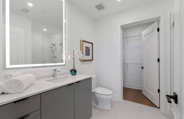 Luxury Midtown Getaway - Couple Friendly