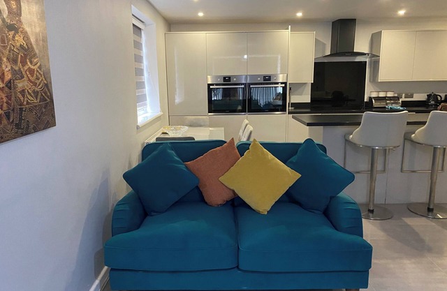 Luxury modern 2 bedroom flat near London City Airport with free Parking and WiFi