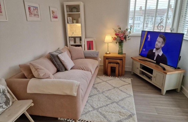Luxury modern Apt with parking on Leigh Broadway
