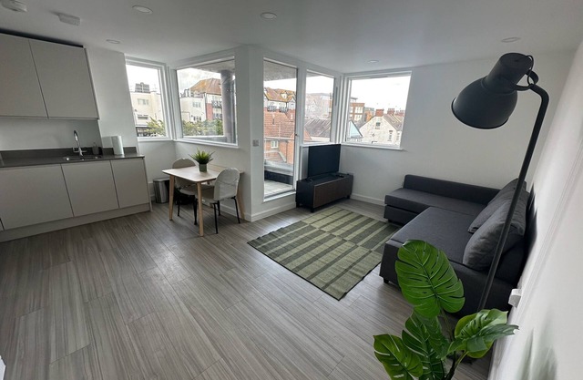 Luxury modern Apt with parking on Leigh Broadway