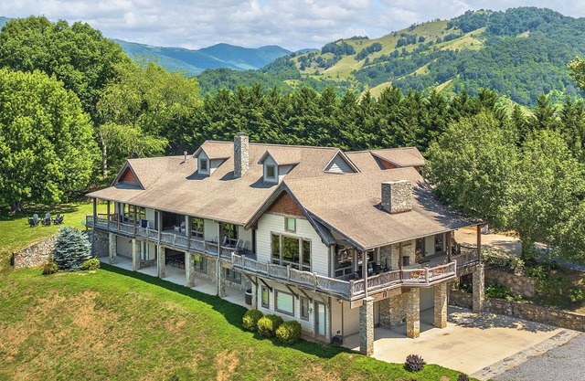 Luxury Mountain Estate w Panoramic Mountain Views