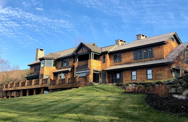Luxury mountain estate w/furnished balcony, firepit, wood fireplace, mtn views