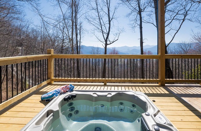 Luxury/Mtn Views/Hot Tub/Gym/Fire Pit
