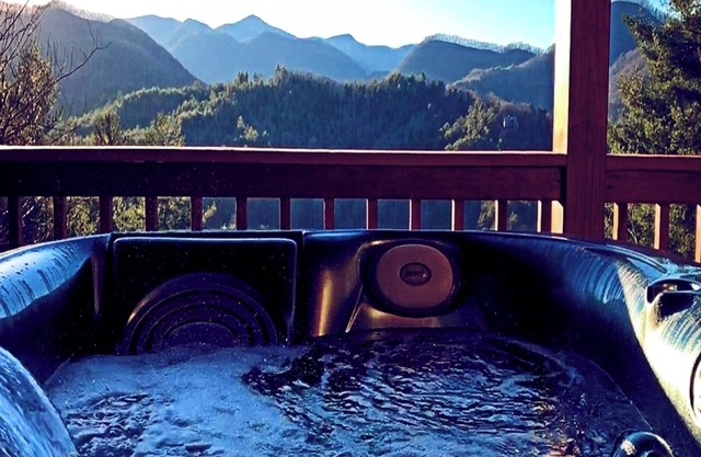 Luxury MtnTop Gated Home with AWESOME VIEWS Private AND convenient