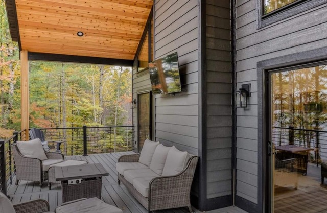 Luxury northwoods lakeside getaway perfect for groups