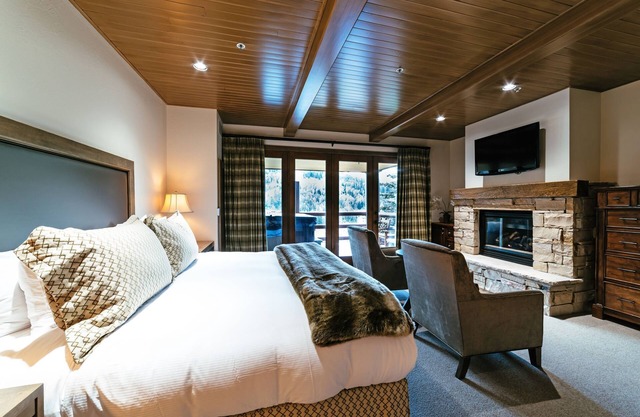 Luxury One Bedroom Corner Suite 1 Apartment Hotel by RedAwning