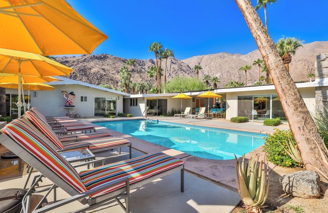 Luxury Palm Springs Estate 3Bedroom House & 3 Casitas, Salt Water Pool & HotTub