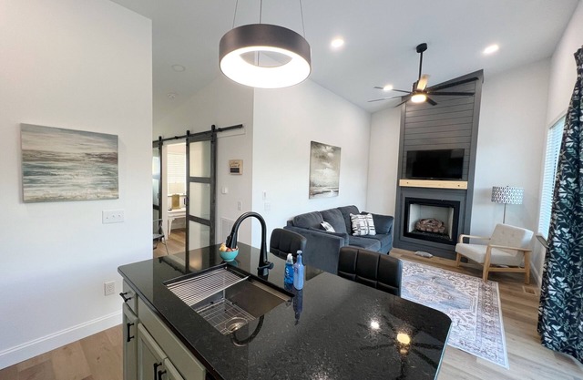Luxury! Peaceful. Great location. Sleeps four. Under 1 mi to South Holston Lake