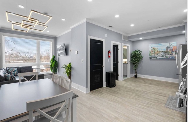 Luxury Penthouse Condo+Rooftop+Private Parking+3BD
