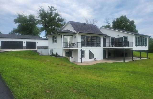 Luxury Private 5-Acre Estate 4BR Sleeps 10 Events Welcome 20min KCI KC