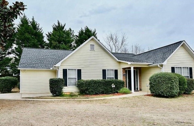 Luxury Retreat Close to Downtown Kennesaw and Acworth Beach.