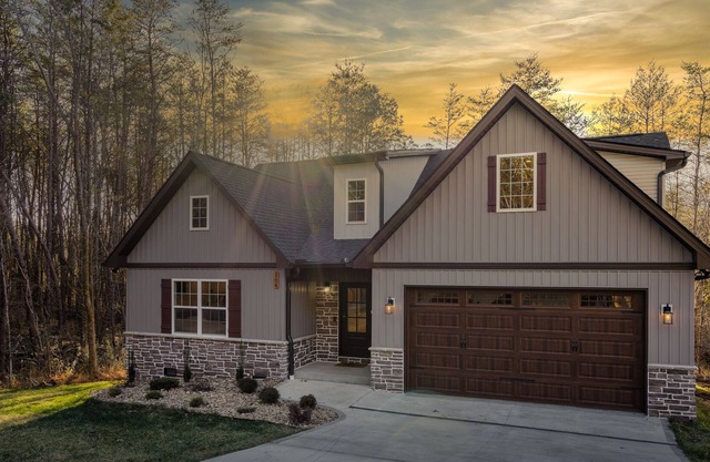 Luxury Retreat, sauna, hot tub, fire pit, poker table, ping pong!
