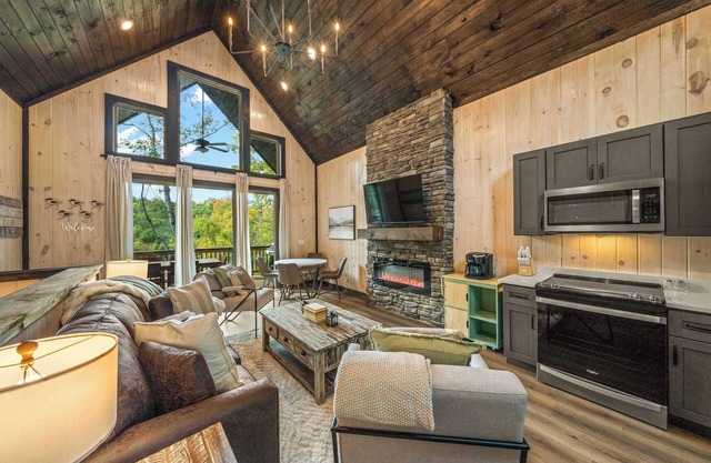 Luxury Retreat/Hot Tub/Lake Views/Game Room