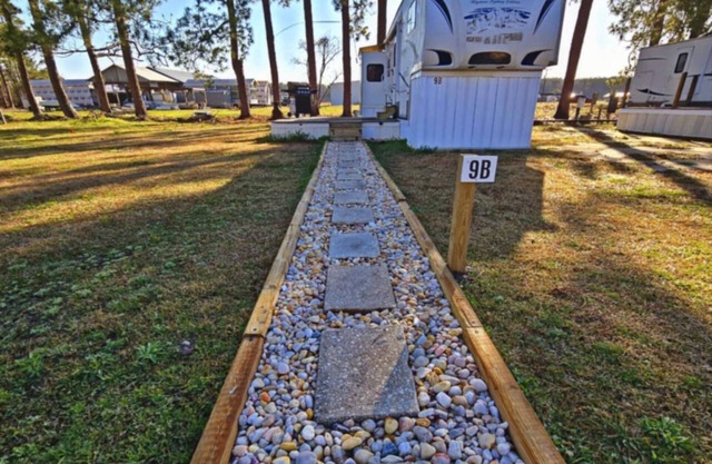 Luxury RV only 3 miles to the Beach, 20 miles to Lejeune and Cherry Point