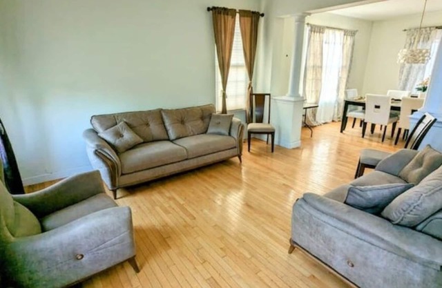Luxury scenic retreat w/5 bdrm and sleeps 10. Close to everything