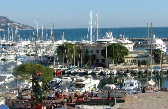 Luxury sea side apartment in the fashionable resort of Beaulieu-sur-Mer