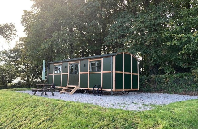 Luxury Shepherds Hut with Superb Views & Fire Pit & walking distance to a superb Gastro Pub