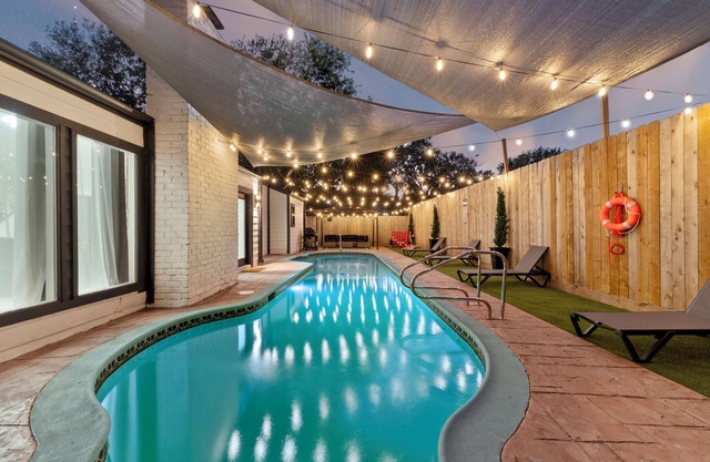 Luxury Spacious 5-bedroom house with Warm Heated pool n& Games