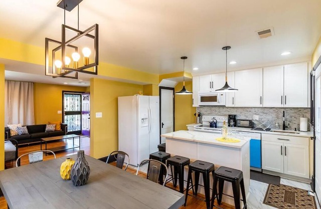 Luxury spacious charming DC row house plus free parking