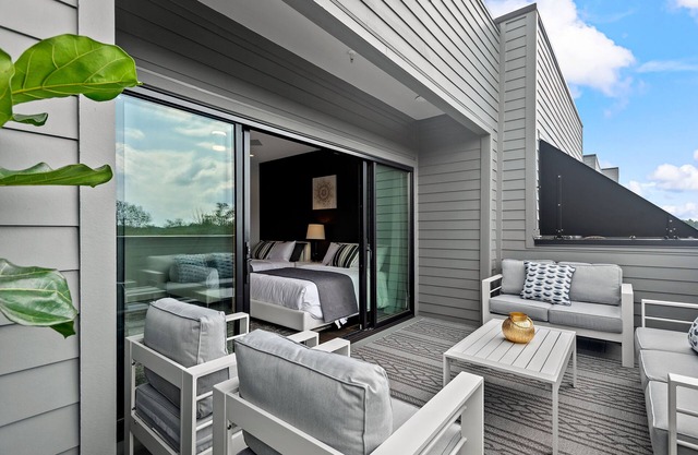 Luxury Townhome/9 BEDS Next to Vandy/Belmont & 2 Miles to Downtown