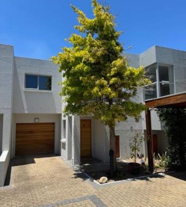Luxury Townhouse in Stellenbosch CENTRAL (BACK-UP POWER)