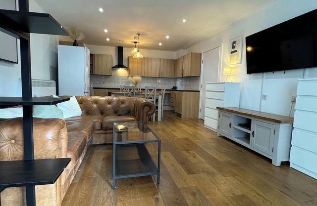 Luxury Two Bedroom Apartment With Free Parking