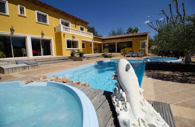 Luxury villa 160 m2 air-conditioned, fenced garden 4000m2, swimming pool, heated jacuzzi, animals