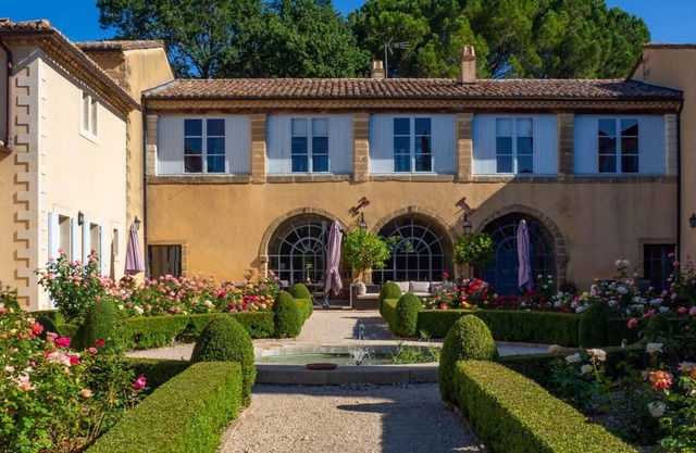 Luxury Villa with Heated Pool, Yoga, Air-Conditioning, Uzes Provence