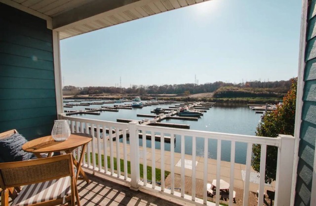 Luxury Waterfront 2 Bedroom Condo by Lake Michigan