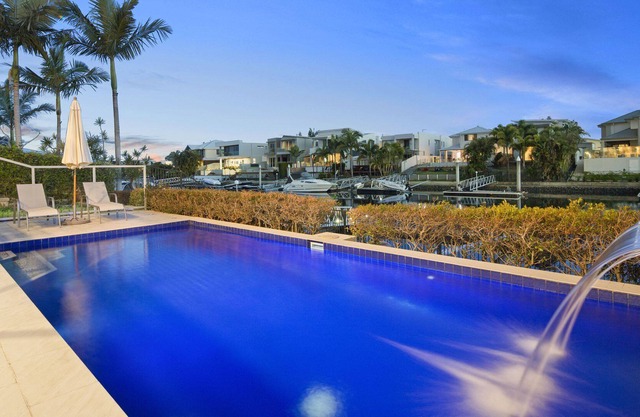 Luxury waterfront house close to Theme Parks and shops