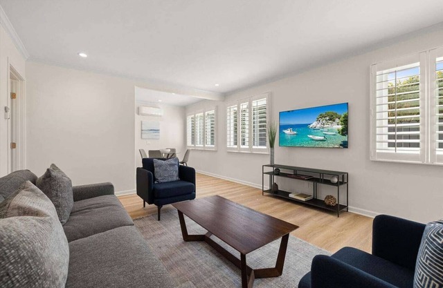Luxury West Beach Getaway, Blocks to Pier and Beach