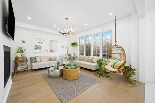 Luxury Whitby 4BR, Near Restaurants - Family, Pool Table, Parking!